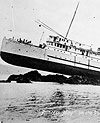 Photo du navire PRINCESS MAY sur les roches à la marée basse, vers 1920