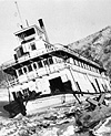 Photo du navire à vapeur le S.S. NASUTLIN, coulé après avoir passé l'hiver sur une rivière à Dawson, au Yukon
