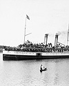 Photo montrant le navire à vapeur ISLANDER quittant Victoria (Colombie-Britannique) à destination des champs aurifères du Klondike, en 1897